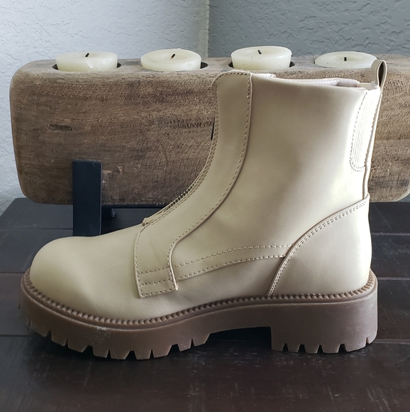 NWT- SO beige combat boots - Picture 5 of 9